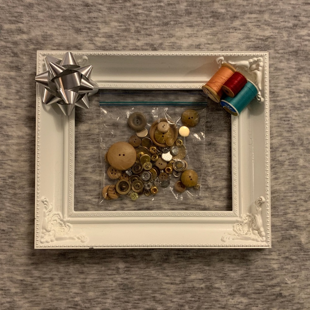 Vintage Assorted Buttons - Picture 2 of 2